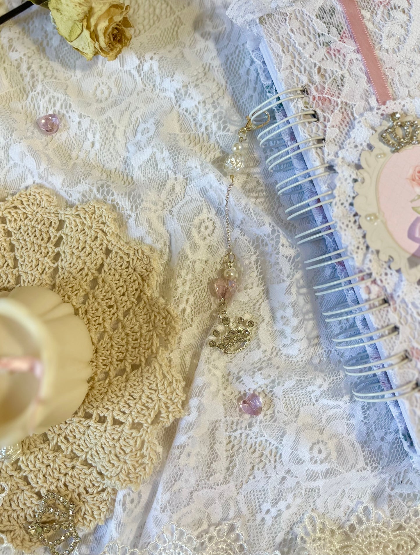 Colgante Decorativa de Perlas y Corona para Espiral de Diario o Biblia bonita