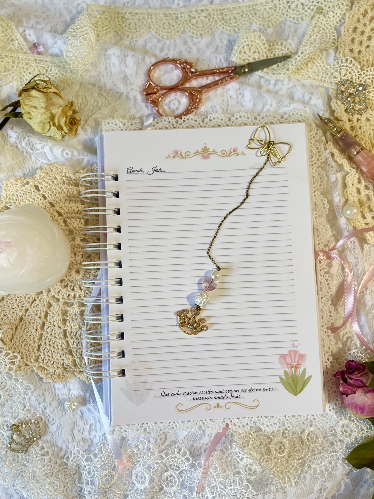 Colgante marcapáginas con forma de Moño Dorado y Corona.