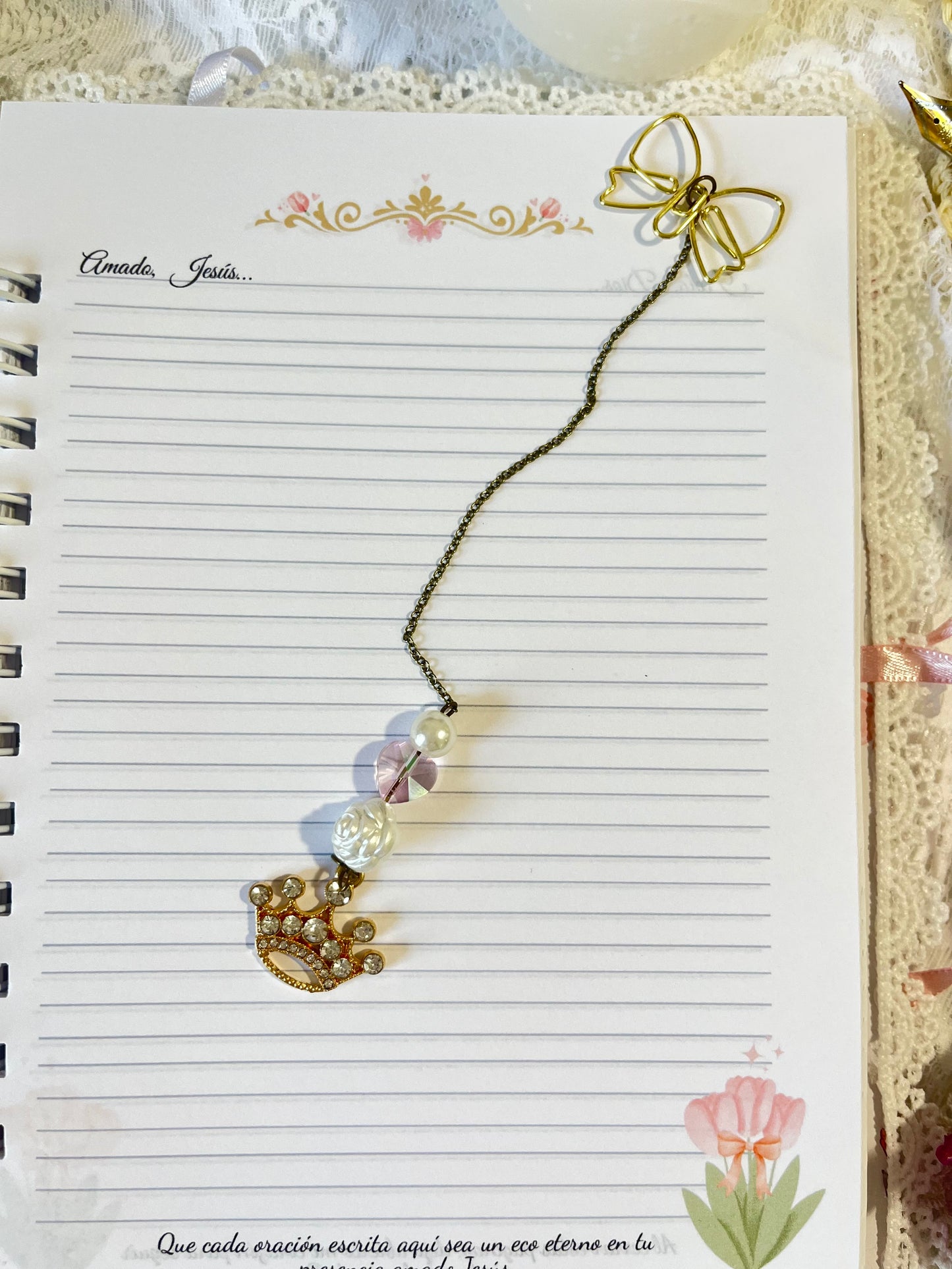 Colgante marcapáginas con forma de Moño Dorado y Corona.